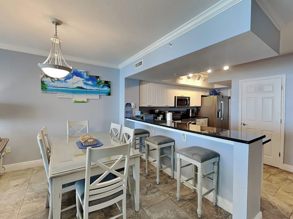 Dining Area - Breakfast Bar