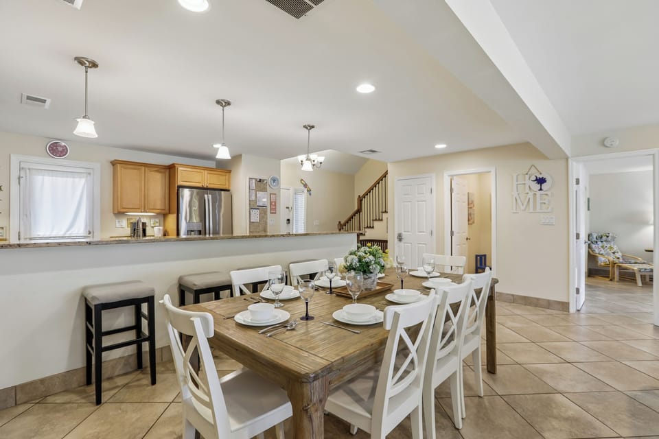 Dining Area at 766 Queens Grant