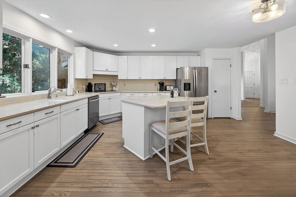 Kitchen - Fully Stocked Kitchen, Breakfast Bar For 2