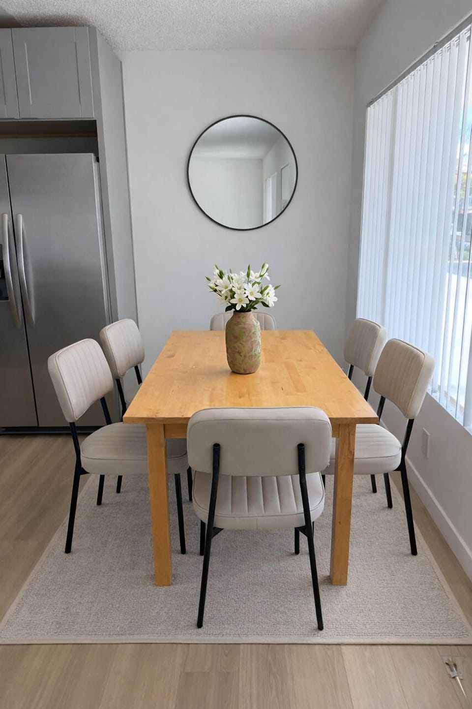 Dining table, seats 6 people