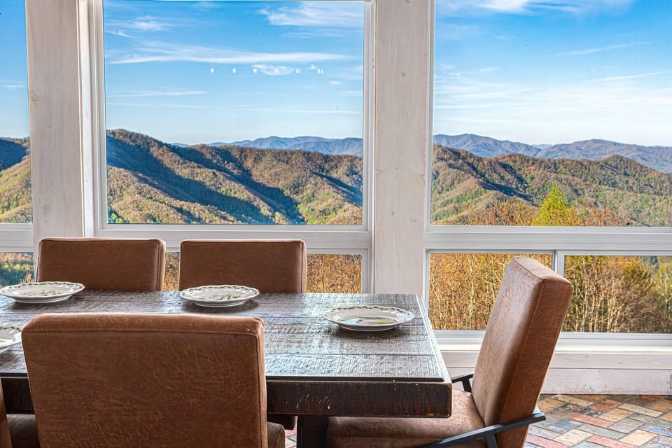 Dining Room: Savor meals with a breathtaking mountain view! Perfect for family gatherings.
