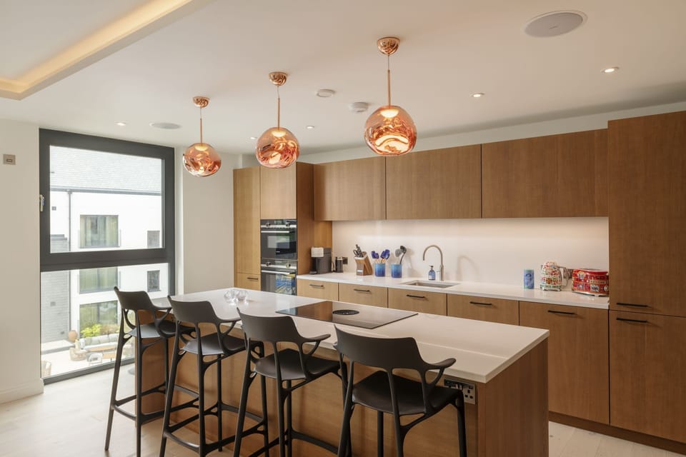 Kitchen island with seating - 4 The Reach