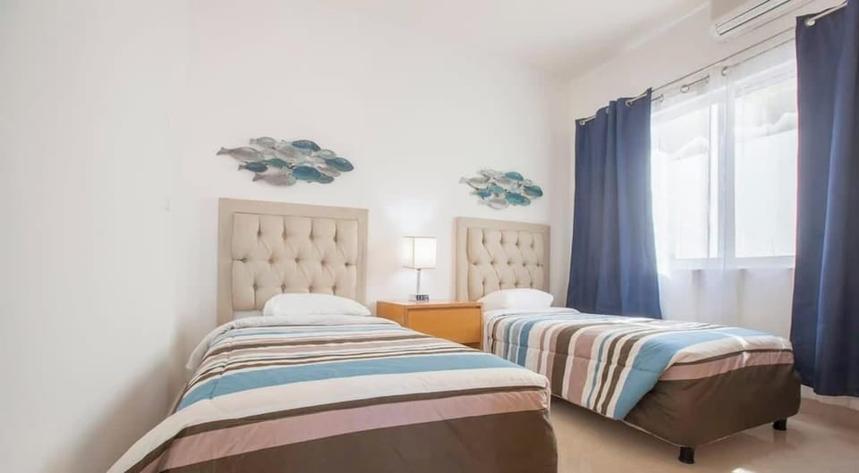 Bedroom 3 with 2 twin beds