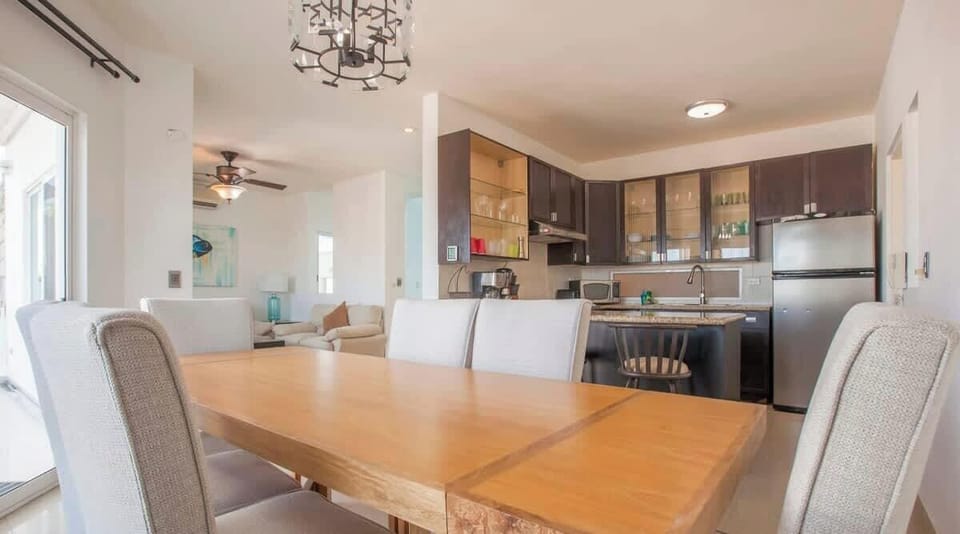 Beautiful wood table expandable to 8 seats