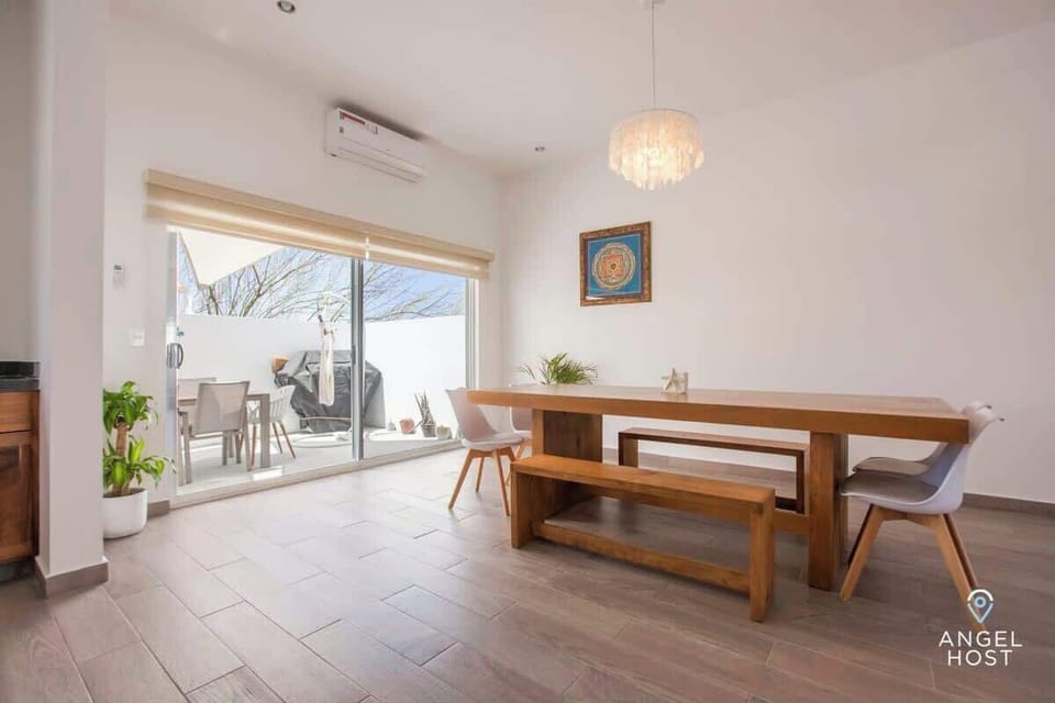 The dining table can seat all 8 guests in the group