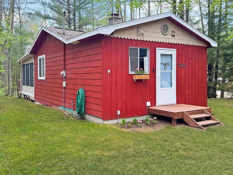 Entrance to the cabin 