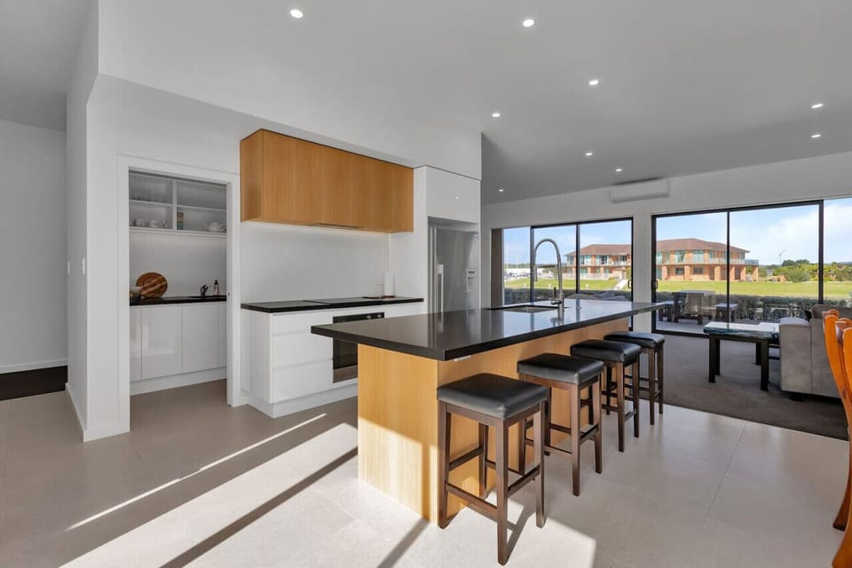 Kitchen, scullery & breakfast bar