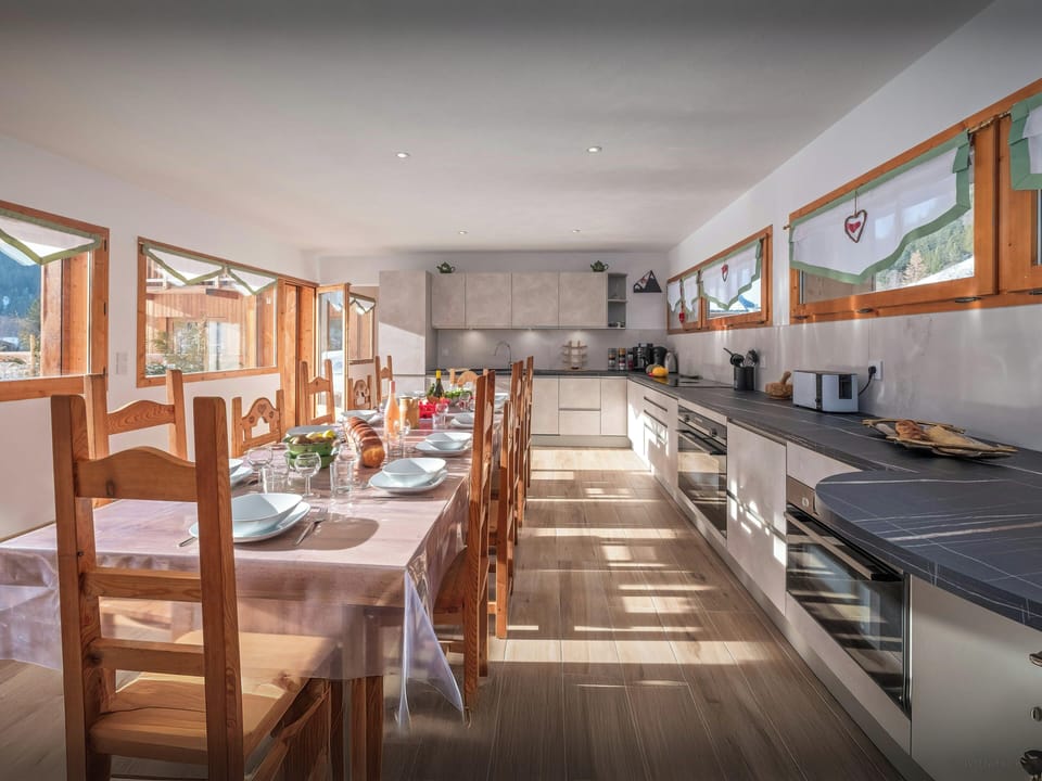 Dining table/kitchen