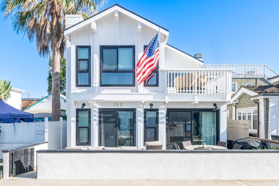 This listing is for the upstairs residence only. The downstairs unit may be booked separately at the same time, subject to availability.
                