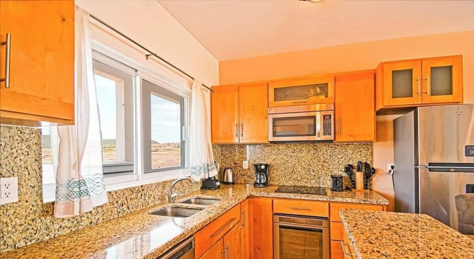 Fully-equipped kitchen & granite countertops