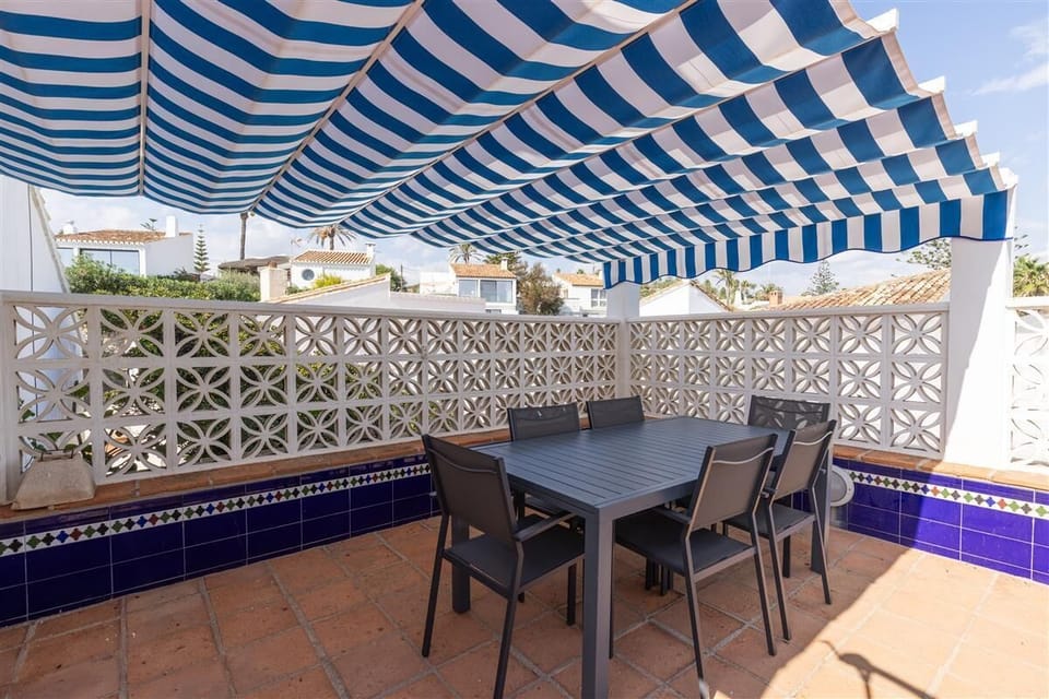 Extra outdoor dining area for six guests on the terrace with extendable awning
