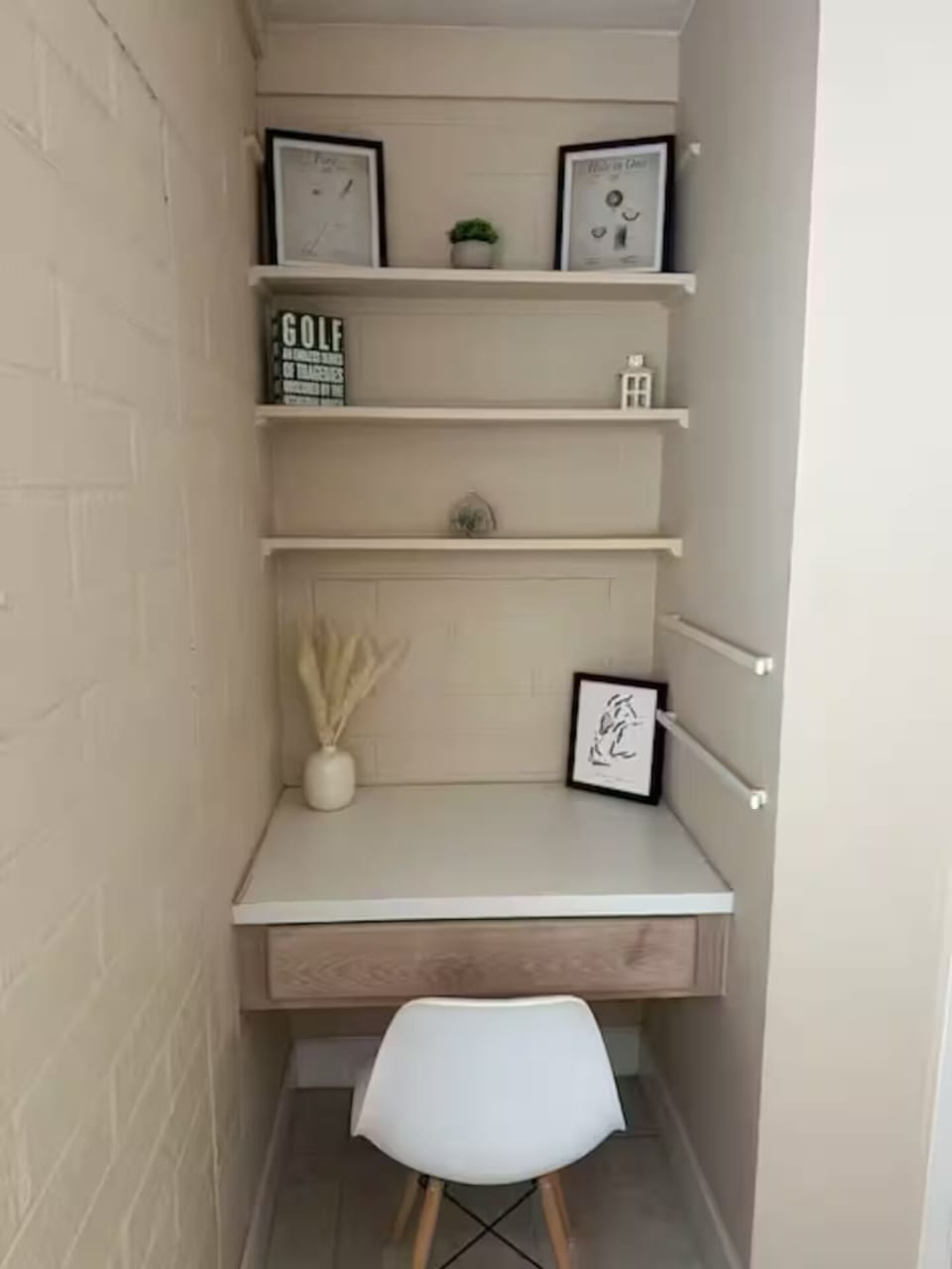 desk nook in middle bedroom