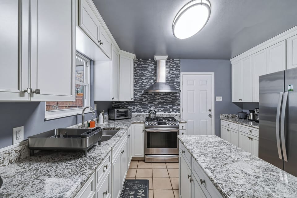 Fully equipped kitchen with high-quality granite countertops.