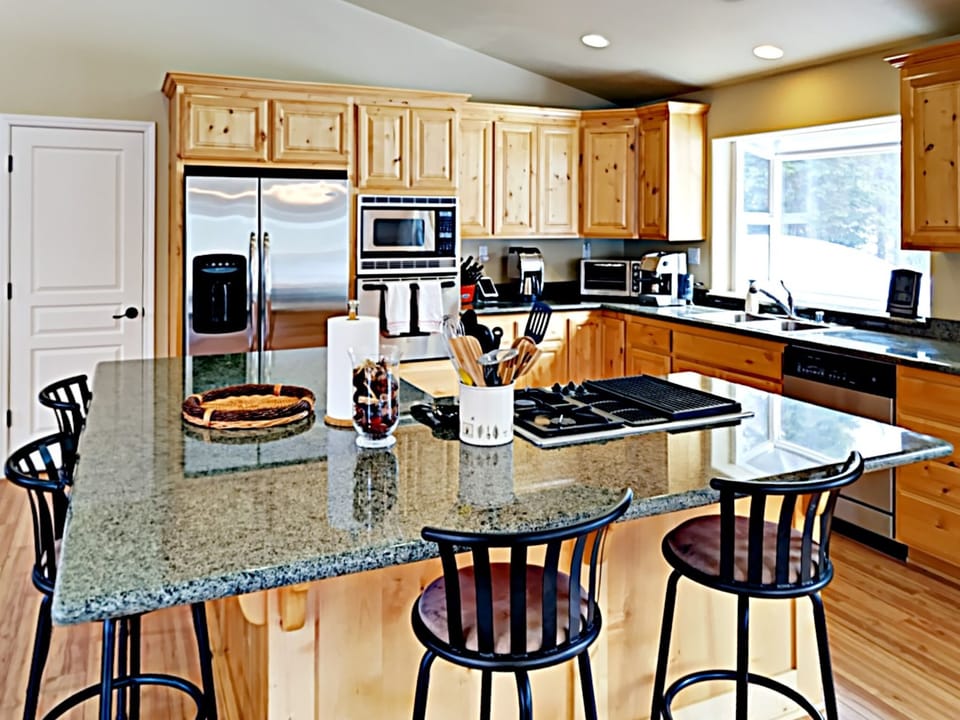 Great room with large kitchen and Dinning area