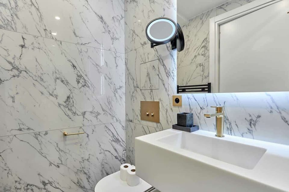 Salle de bain avec douche et toilette