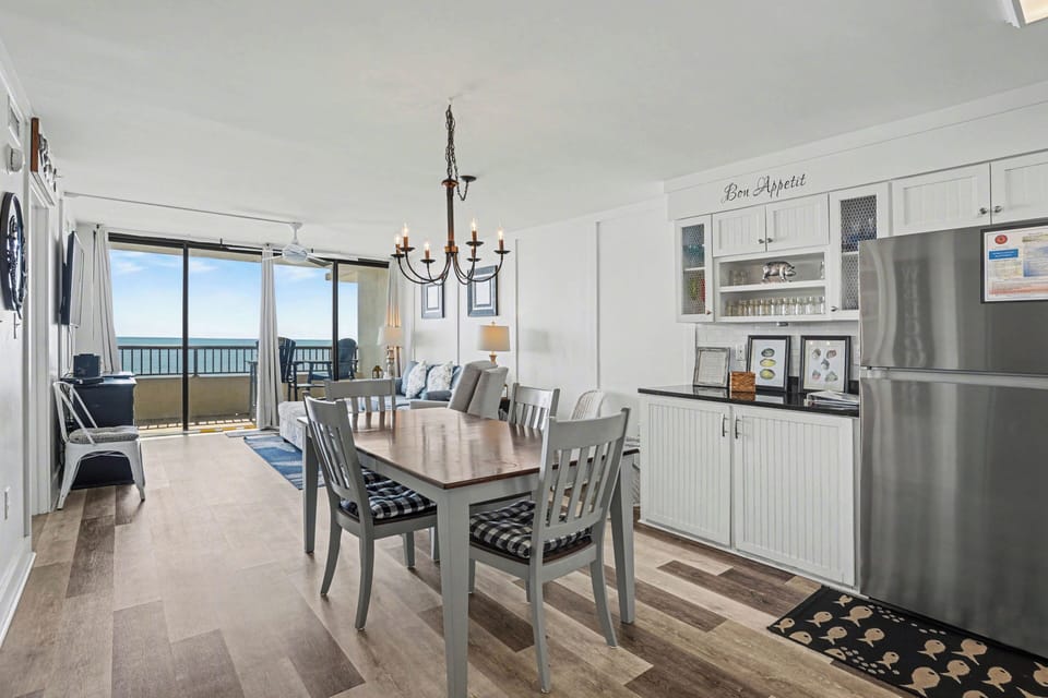 Dining/Kitchen Area