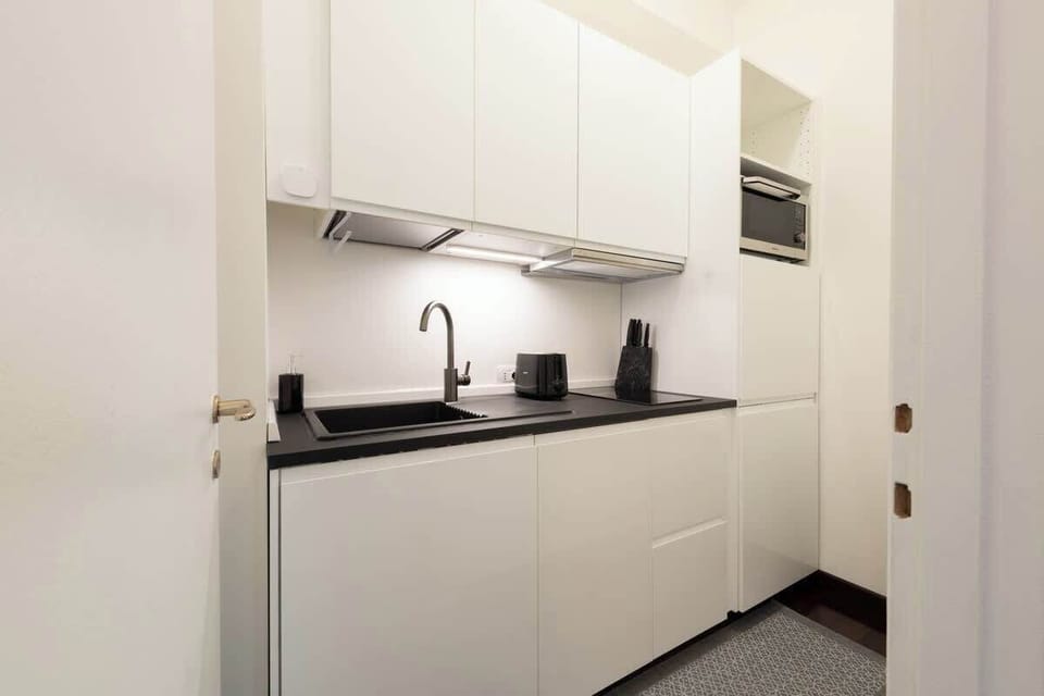 cucina con elettrodomestici 