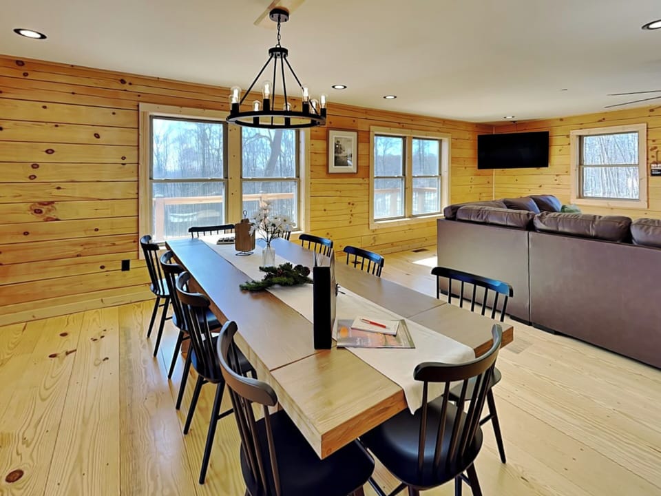 Dining Area w. Seating for 10