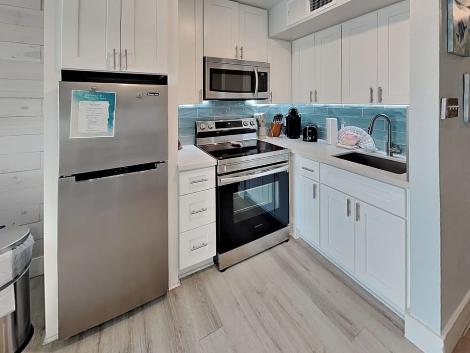 Full Kitchen - Stainless Steel Appliances + Keurig