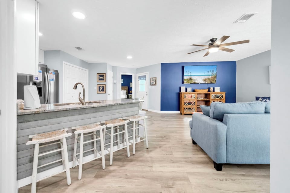 Eat-in bar seating