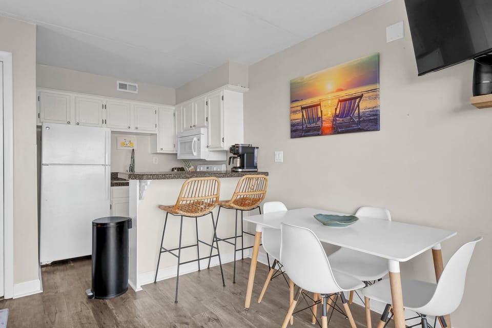 Fully equipped kitchen.