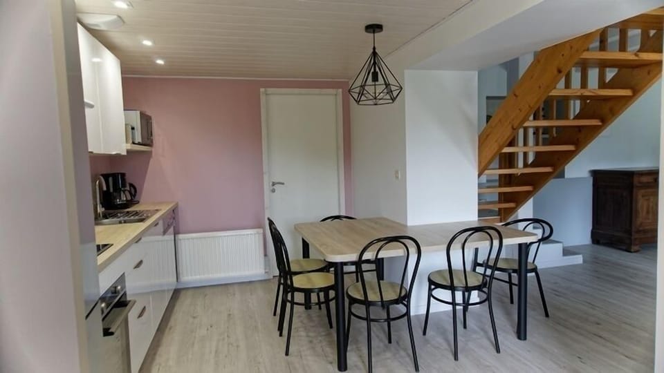 Dressmaker's lodge
