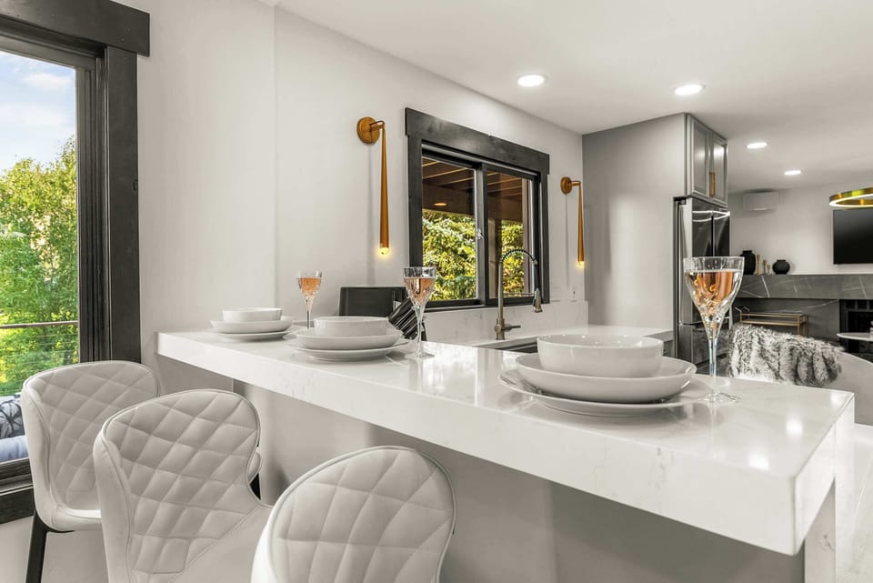 Kitchen: Bar seating for 3