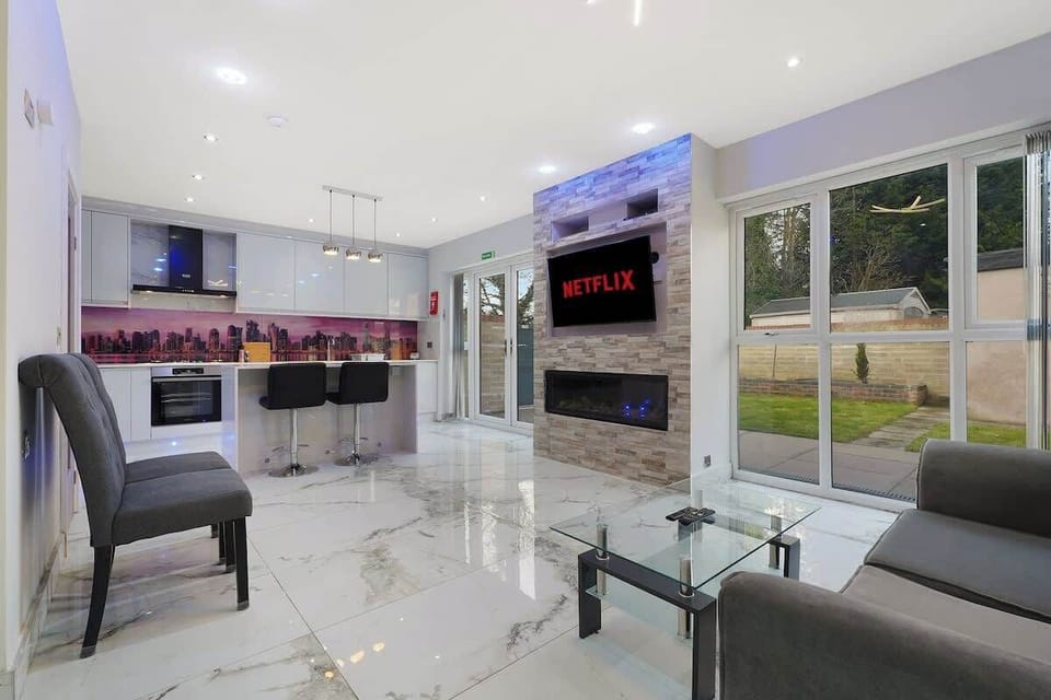 Open-plan living space next to the kitchen featuring comfortable seating and a Smart TV for relaxing evenings.