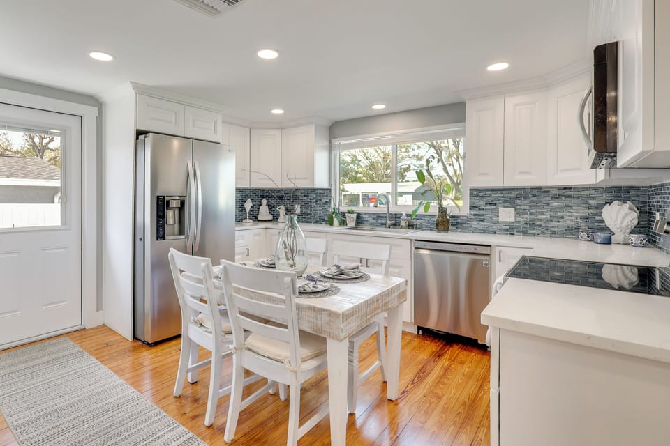 Kitchen & Dining Area