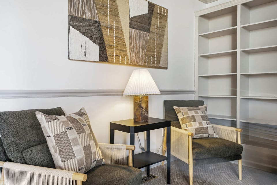 Bright, organized, and distraction-friendly—perfect for meetings, emails, or creative bursts.