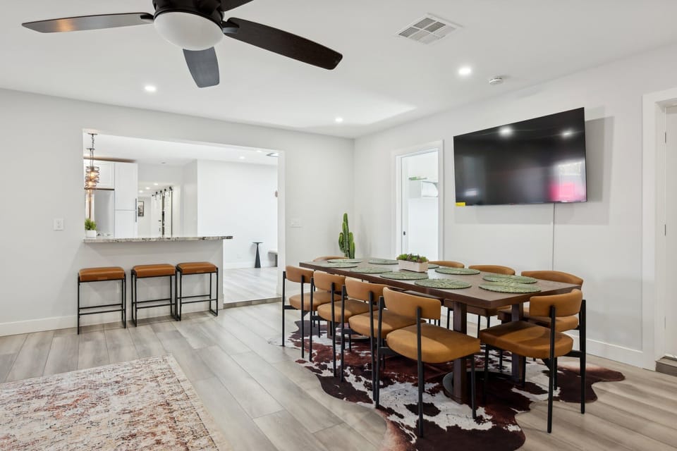 Breakfast, brunch, dinner, or late-night snacks—this dining area makes every bite taste like vacation.