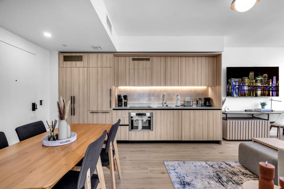 Downtown High-Floor Retreat- Full amenities (8908)