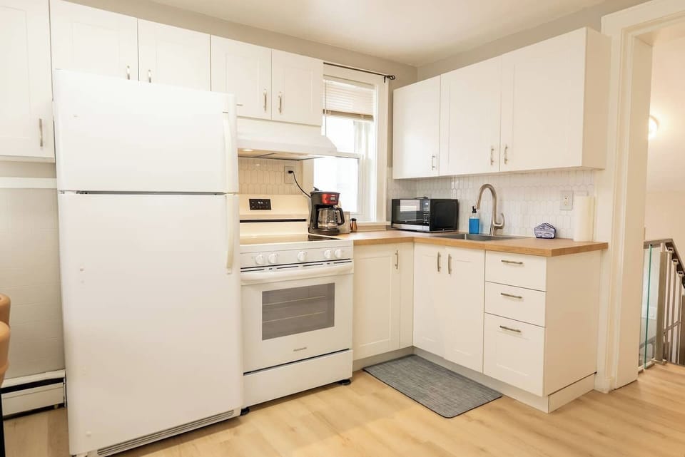 Fully equipped kitchen with everything you need to cook or enjoy a quick meal.
