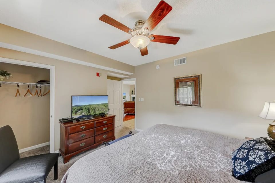 King Bedroom with Cable TV and WIfi