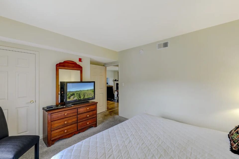King Bedroom with Cable TV and WIfi
