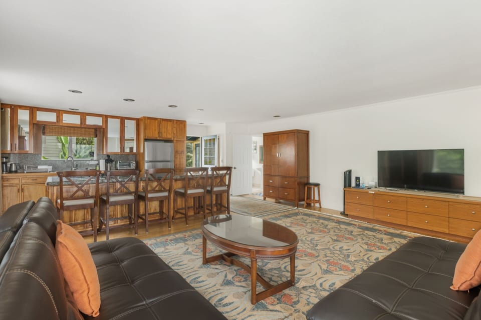 Upstairs / LVR: Bright open floor plan, granite island. 2 sofa sleepers included