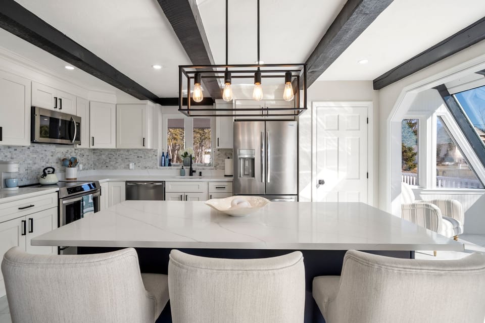 Fully equipped kitchen with modern appliances, Keurig and island seating for 3.