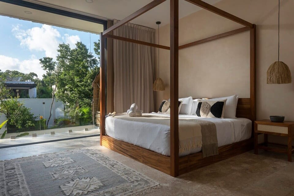 Lovely and traditional king-size bed. Impressive window with a garden view
