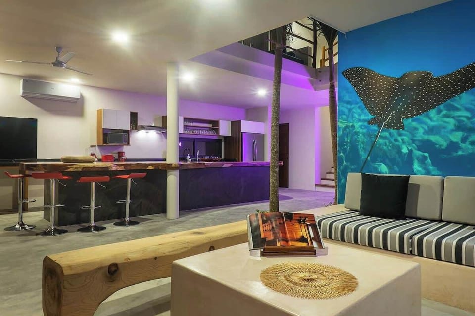 Kitchen and living room in an open concept space with a modern and avant-garde design.