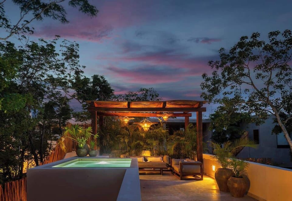Impressive jacuzzi located on the property's terrace. The terrace is decorated with pots and vegetation.