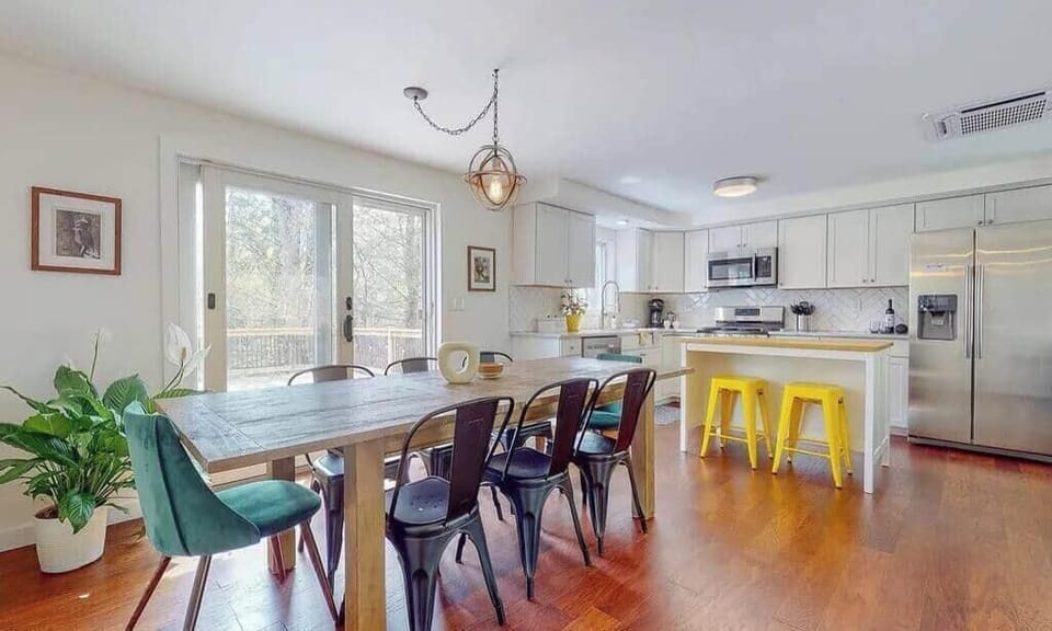 Easy accessibility to the backyard deck and bbq from the dining room and kitchen areas. 