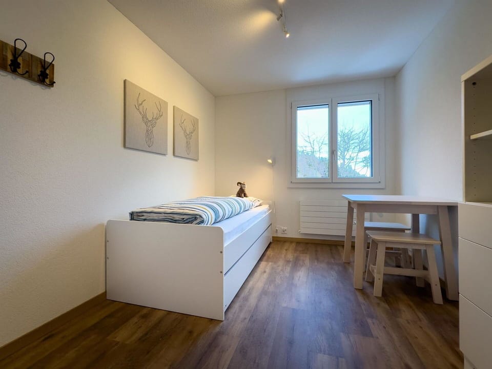 Wall, Flooring, Wood, Interior Design, Floor, Furniture, Bedroom, Ceiling, Room, Apartment