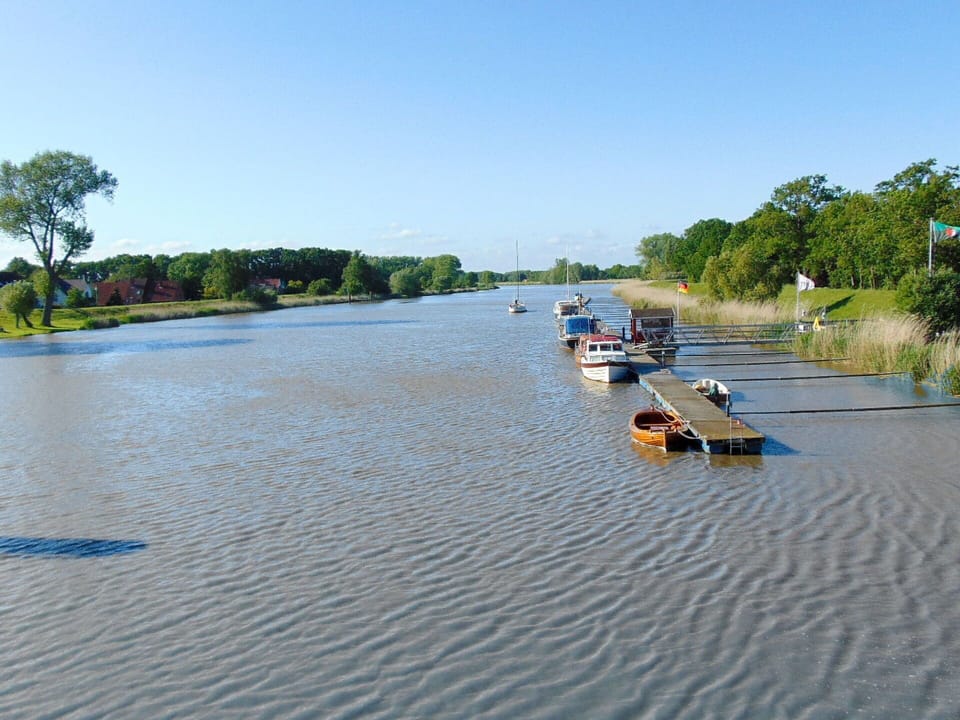 Water Resources, Water, Boat, Body Of Water, Waterway, Watercourse, Watercraft, Boats And Boating--Equipment And Supplies, Channel, Bank