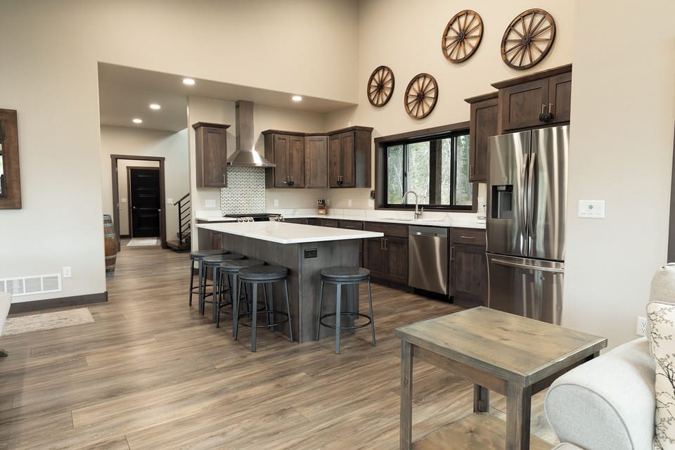 Spacious kitchen with a large island and bar seating at Quittin’ Time. Perfect for morning coffee, quick trail breakfasts, or gathering while dinner is on the stove.