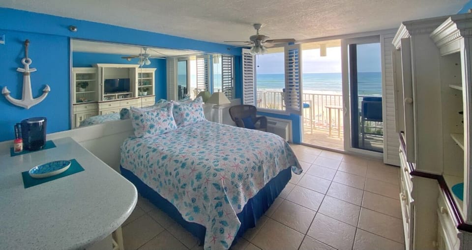 Wake up to the sound of the sea! 