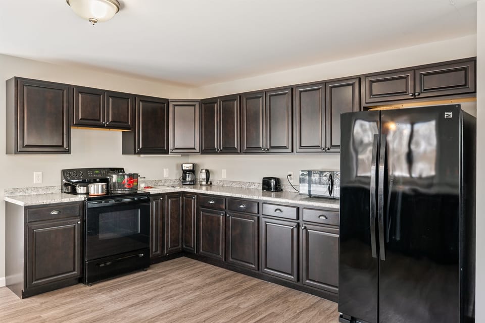 This expansive kitchen is equipped for any group size. Features include full-size appliances, coffee maker, toaster, and a microwave. With plenty of cabinet space and essentials, it’s a premier home base for cooking fresh Maine lobster at home.
