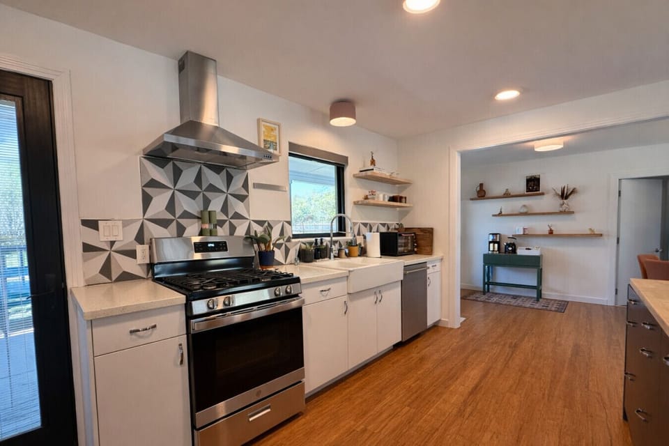 Spacious chef’s kitchen with island, premium appliances, and seamless indoor-outdoor flow to the patio. Perfect for group stays, private chefs, and entertaining just minutes from Downtown Austin.
