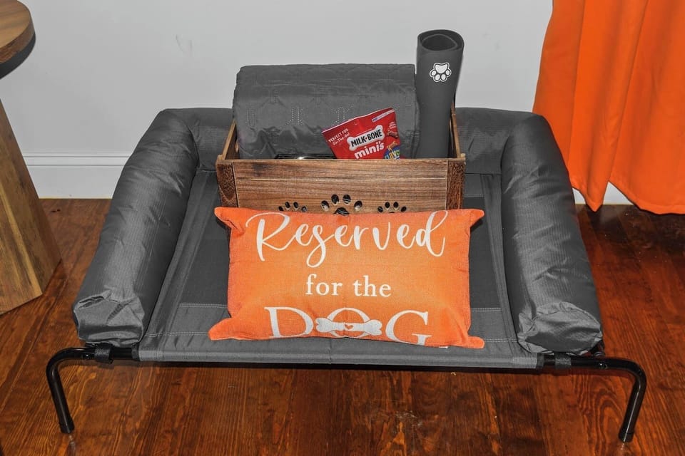 Bring the whole family — including the four-legged members. Your pup gets their very own cozy bed and welcome basket, because every guest deserves to feel at home at The Lazy Paddle.