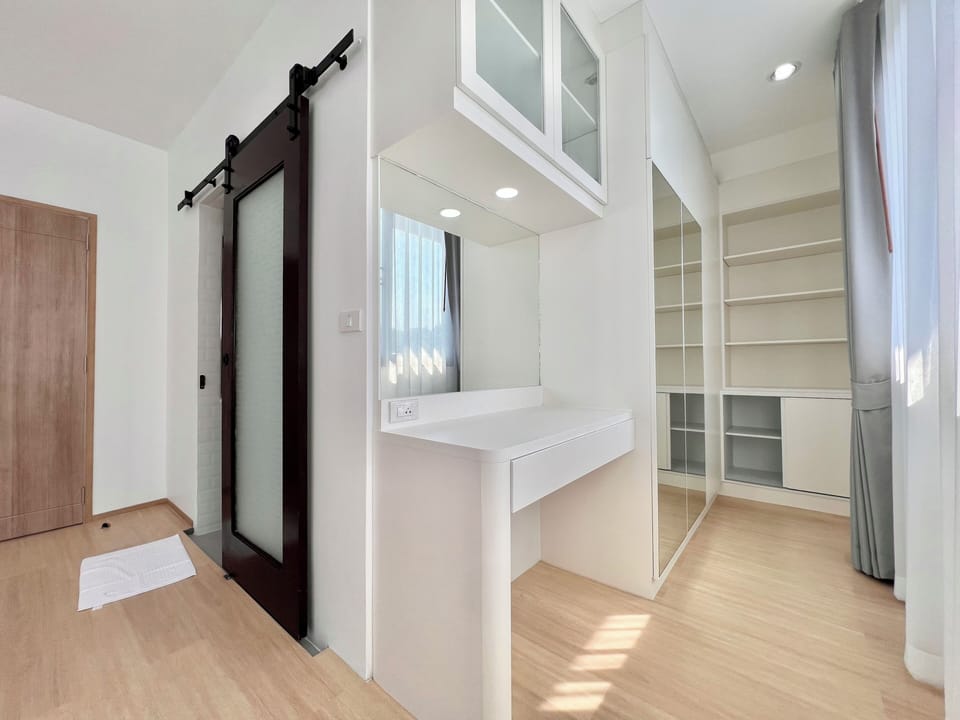 Dressing area of bedroom 1