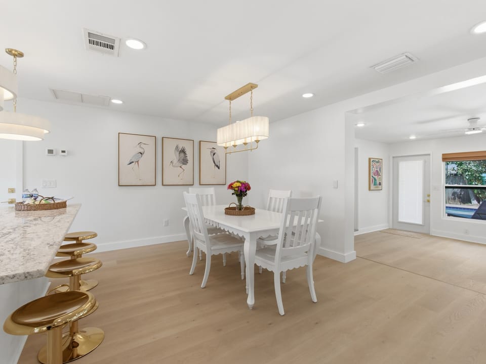 Gather around for a family meal in this elegant and modern dining space. 🍽️🥂